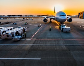 Frachtflugzeug am Flughafen